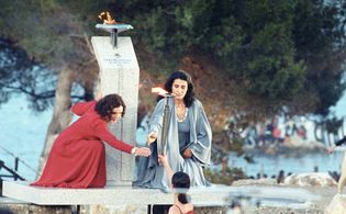 Núria Espert and Irene Papas in Arribada de la flama olímpica a Empúries (1992)