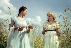 Svetlana Nemolyaeva and Ariadna Shengelaia in Yevgeni Onegin (1959)