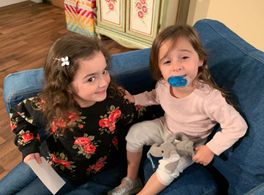 Ella Grace Helton on set with her TV sister Sedona Carvajal.