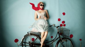 Still from Amazon Kindlicious commercial