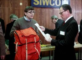 Karel Augusta and Jirí Menzel in Srdecný pozdrav ze zemekoule (1983)