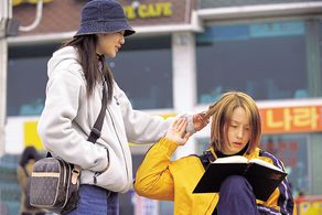 Yo-won Lee and Ji-young Ok in Take Care of My Cat (2001)