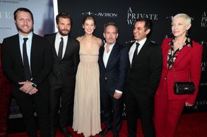 Annie Lennox, Tom Hollander, Rosamund Pike, Matthew Heineman, Jamie Dornan, and Arash Amel in A Private War (2018)