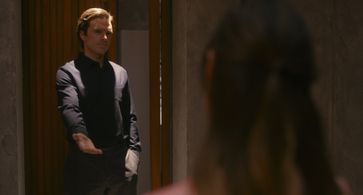 Sebastian Stan and Daisy Edgar-Jones in Fresh (2022)