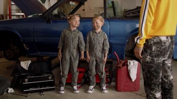 Ella Allan and Mia Allan in Single Parents (2018)