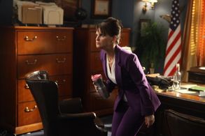 Mary Birdsong in Raising Hope (2010)