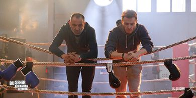 Gürkan Uygun and Kerem Bürsin in Bu Sehir Arkandan Gelecek (2017)