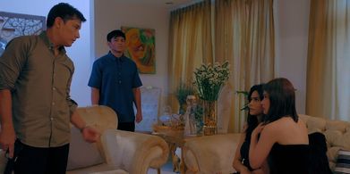 Albert Martinez, Orlando Sol, Faith Da Silva, and Thea Tolentino in Las hermanas (2021)