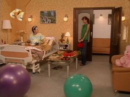 Mariya Syomkina and Miroslava Karpovich in Papiny dochki (2007)