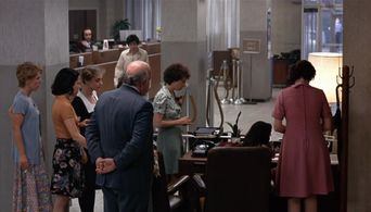 Al Pacino, John Cazale, Carol Kane, Penelope Allen, Sully Boyar, Sandra Kazan, and Marcia Jean Kurtz in Dog Day Afternoo