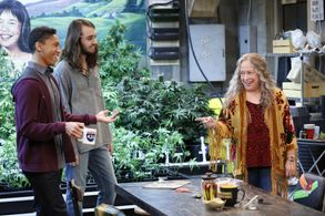 Kathy Bates, Aaron Moten, and Dougie Baldwin in Disjointed (2017)