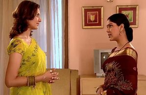 Shweta Kawatra and Sakshi Tanwar in Kahaani Ghar Ghar Kii: Episode #1.796 (2004)