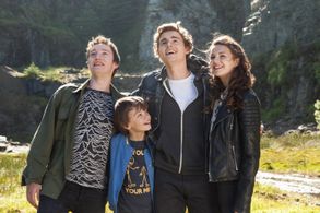 Callan McAuliffe, Ella Hunt, James Tarpey, and Milo Parker in Robot Overlords (2014)