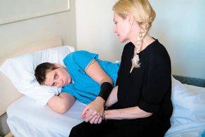 Élise Guilbault and Ève Landry in Unité 9 (2012)