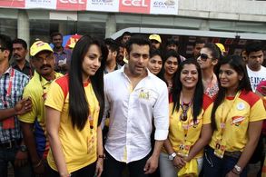 Salman Khan, Trisha Krishnan, Raai Laxmi, Vijayalakshmi Ahathian, Varalaxmi Sarathkumar, and Sanchita Shetty