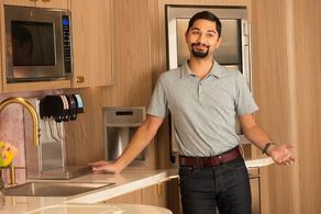 Mark Indelicato in Hacks (2021)