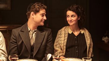 Rony Herman and Naemi Latzer in Ei koskaan yksin