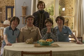 Mark Rylance, Sally Hawkins, Jonah Lees, Christian Lees, and Jake Davies in The Phantom of the Open (2021)