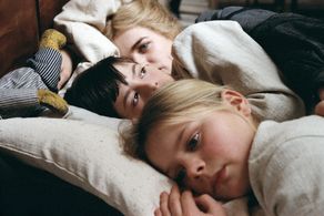 Pernilla Allwin, Ewa Fröling, and Bertil Guve in Fanny and Alexander (1982)