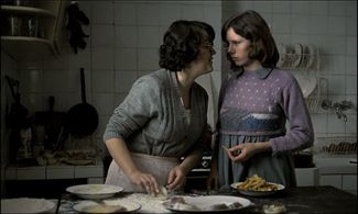 Icíar Bollaín and Maria Caro in El Sur (1983)