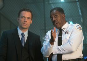 Ernie Hudson and Justin Kirk in APB (2017)
