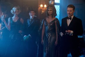 Morena Baccarin, Ben McKenzie, Robin Lord Taylor, and Erin Richards in Gotham (2014)