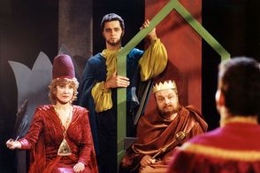 Martin Dejdar, Milan Steindler, and Milena Steinmasslová in Cernobílá pohádka (1994)