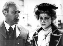 Yelena Karadzhova and Fyodor Strigun in I v zvukakh pamyat otzovyotsya... (1986)