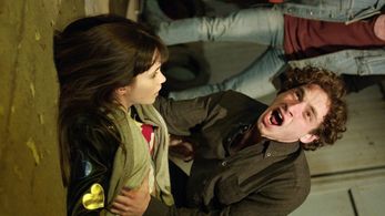 Cem Yigit Uzümoglu and Almila Ada in Adi Efsane (2017)