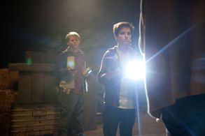 Reese Hartwig and Teo Halm in Earth to Echo (2014)