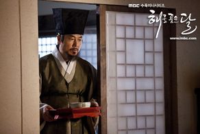 Seonwoo Jae-Deok in Haereul poomeun dal (2012)