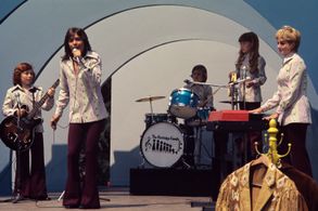 Danny Bonaduce, David Cassidy, Suzanne Crough, Brian Forster, and Shirley Jones in The Partridge Family (1970)