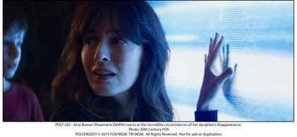 Rosemarie DeWitt and Kyle Catlett in Poltergeist (2015)