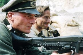 Lt. Brückner (Thomas Pohn) and Hans (Markus Kirschbaum) waiting for an Allied attack.
