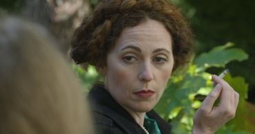 Lena Reifenstahl giving sisterly advice.