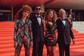 Still of Irene Escolar, Penélope Cruz, Antonio Banderas and José Luis Gómez in “Competencia Oficial” by Gastón Duprat an