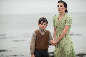 Oaklee Pendergast and Phoebe Fox in The Woman in Black 2: Angel of Death (2014)