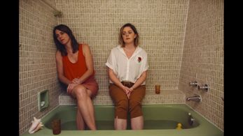 Catherine Trudeau and Hélène Florent in Maude Audet: Demande-moi (2019)