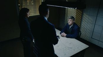 Sean Allan Krill as Elon Lubin with Marisa Ramirez as Detective Baez and Donnie Wahlberg as Detective Reagan - 