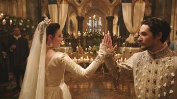 Caoimhe O'Malley and Jordan Lee in Reign Pilot