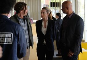 Damon Wayans, Clayne Crawford, Hilarie Burton, and Johnathan Fernandez in Lethal Weapon (2016)