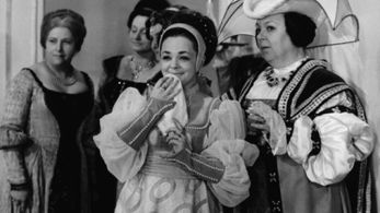 Carola Braunbock and Dana Hlavácová in Three Wishes for Cinderella (1973)