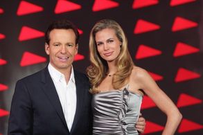 Brooke Burns and Mark Thompson in Hole in the Wall (2008)