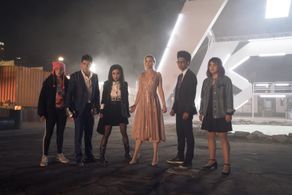 Gregg Sulkin, Ariela Barer, Lyrica Okano, Virginia Gardner, Allegra Acosta, and Rhenzy Feliz in Runaways (2017)