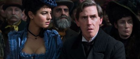 Rob Brydon and Jana Pérez in Holmes & Watson (2018)