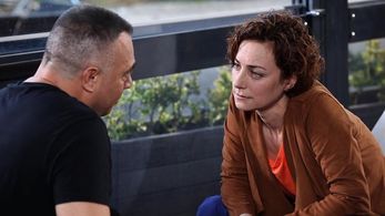 Sanem Çelik and Oktay Kaynarca in Eskiya Dünyaya Hükümdar Olmaz (2015)