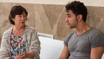 Julieta Serrano and César Mateo in Indetectables (2017)