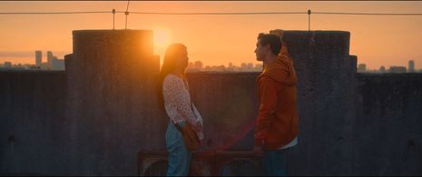 Still of Henrique Zaga and Giulia Be in Beyond The Universe (2022)