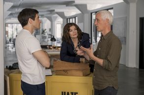 Rene Russo, Dan Gilroy, and Jake Gyllenhaal in Velvet Buzzsaw (2019)