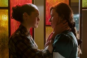 Daisy Head and Emma Duncan in The Sandman (2022)